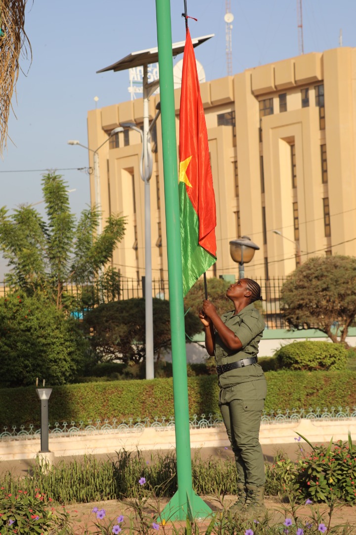 Semaine nationale de la citoyenneté : Des Burkinabè magnifient le drapeau et les symboles de l’État