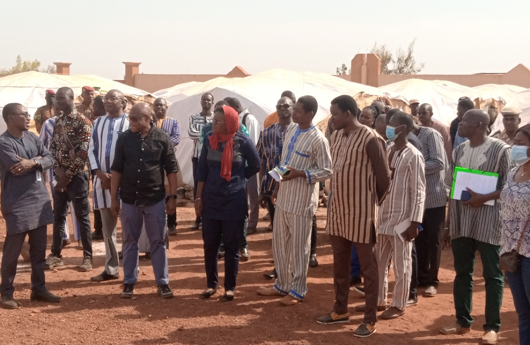 Dédougou : Un trio ministériel rend visite aux déplacés internes sur leur nouveau site