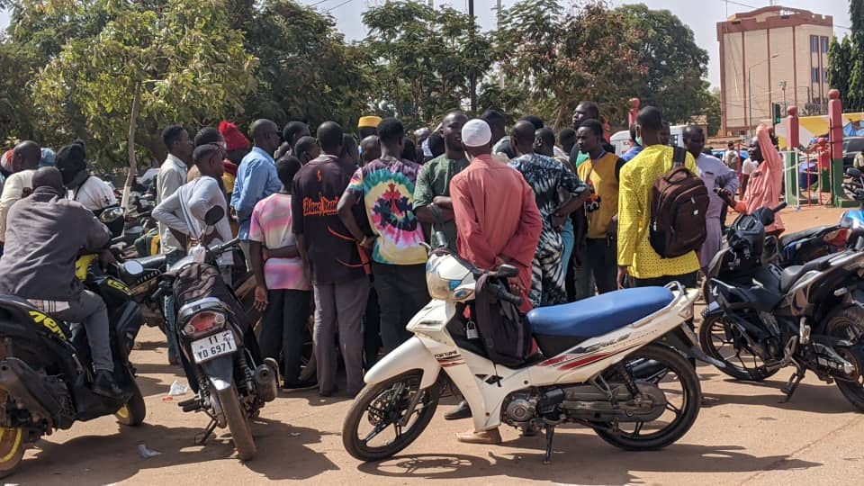 Rumeurs de coup d’Etat contre le capitaine Ibrahim Traoré : Protestation de manifestants à la place de la Nation de Ouagadougou