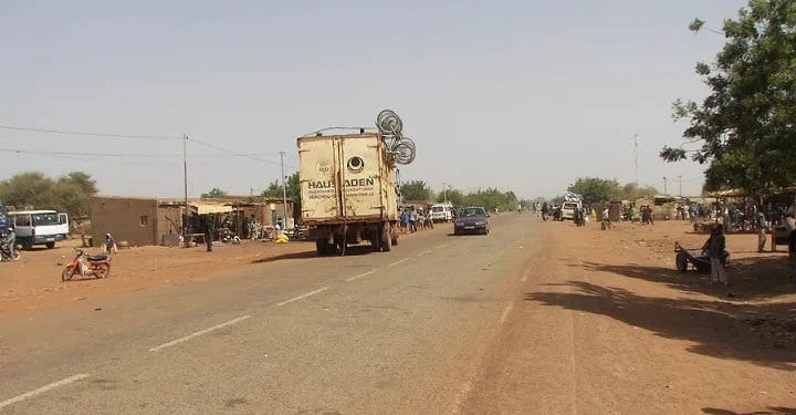Burkina : Une dizaine de camions incendiés par des hommes armés sur l’axe Dori-Kaya