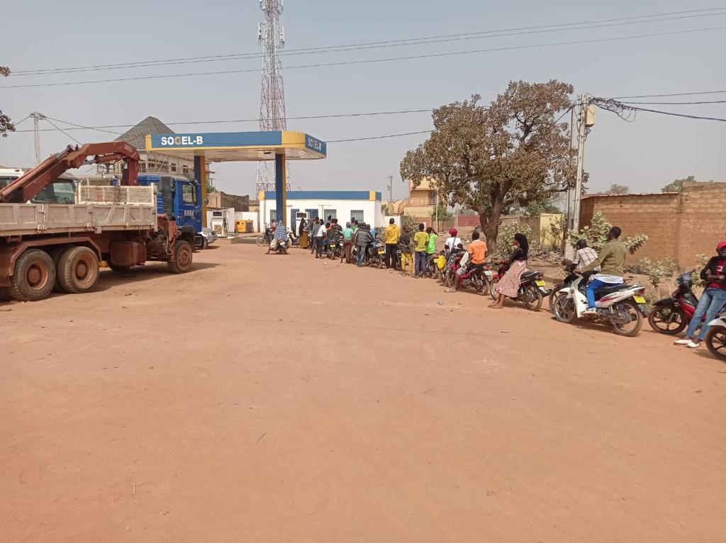 Pénurie de carburant au Burkina : Les files d’attente ont encore repris dans certains quartiers de la capitale
