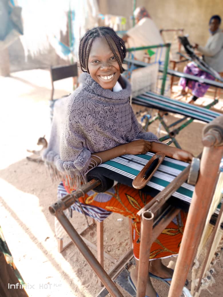 Entrepreneuriat au Burkina : Carine Palogo, diplômée en comptabilité, reconvertie en tisseuse de pagnes traditionnels 