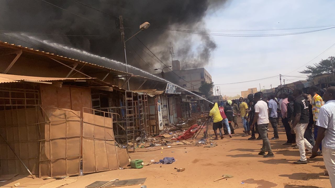 Incendie du marché Sankar yaaré : Plusieurs centaines de boutiques parties en fumée, une enquête ouverte