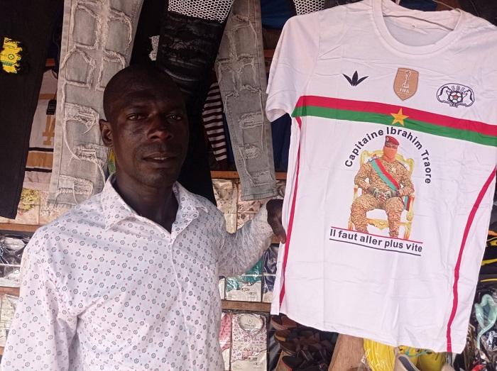 Burkina/Entrepreneuriat : « Par jour, je peux vendre plus de 10 maillots floqués Ibrahim Traoré », assure Issaka Nana, vendeur de maillots