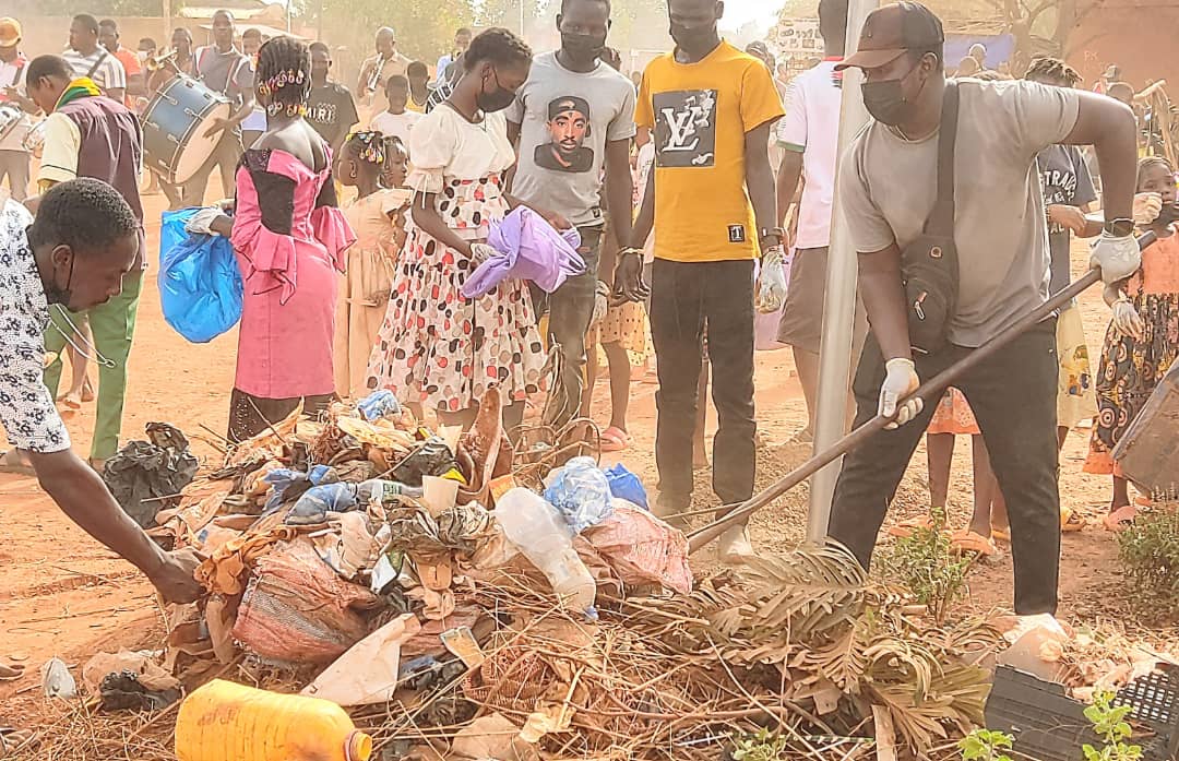Salubrité au quartier Silmiyiri de Ouagadougou : Les habitants nettoient les artères qui mènent au cimetière 