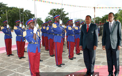 Les Présidents Blaise Compaoré du Burkina et Mahamadou Issoufou du Niger coprésident la sortie de la 12è promotion d’élèves officiers d’active à Pô