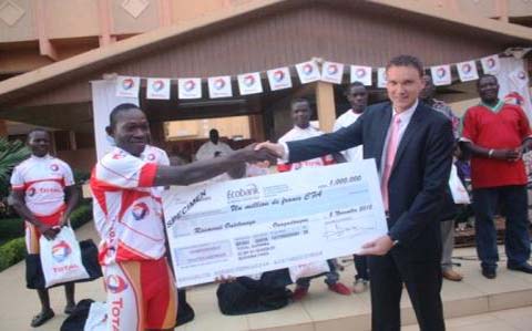Tour du Faso 2012 : Total Burkina récompense Rasmané Ouédraogo et ses coéquipiers pour leurs performances