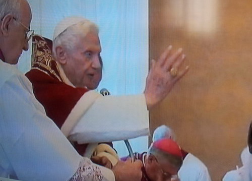 Le pape Benoît XVI annonce sa démission et dit n’avoir plus 