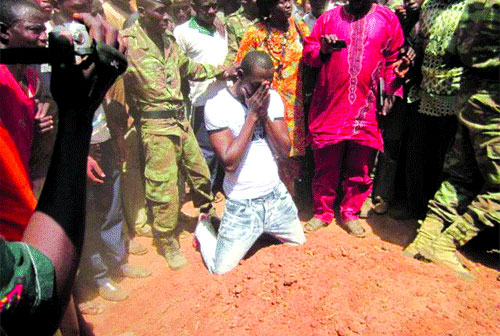 Banfora : Abdoulaye Soulama se recueille sur la tombe de son père