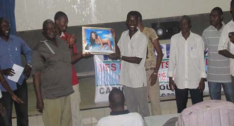 FESPACO 2013 : Pazouknam Jean-Baptiste Ouédraogo fête son trophée avec ses camarades de l’ISIS