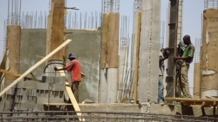 Ouvrier sur les sites de construction : entre abnégation et risques