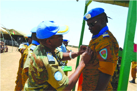Mission hybride des nations unies - union africaine au Darfour : Les éléments du Bataillon Laafi 4 décorés à Forobaranga
