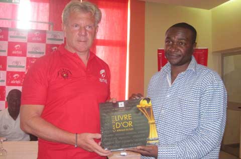 Le président du Faso offre un livre d’or de la CAN 2013 aux Etalons