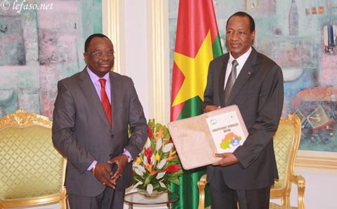                     CENI : Le rapport 2012 remis au Président du Faso 