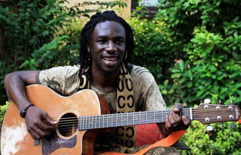 Papa Mamadou Coulibaly chante pour les orphelins