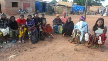 Culture de champs à Bobo-Dioulasso : Des femmes et des filles à 750 F la journée de travail