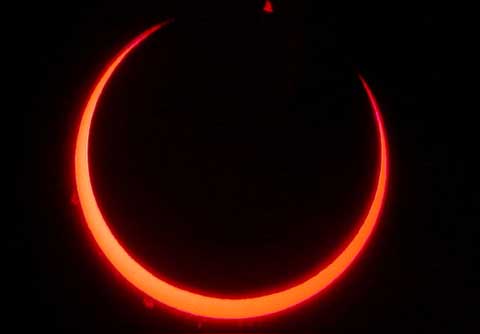 Eclipse solaire du 3 novembre 2013 : Les spécialistes conseillent, la population entre curiosité et appréhension.
