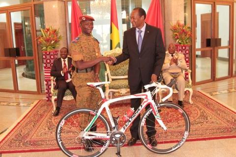 Le Président du Faso décore le maillot jaune du Tour du Faso 2013