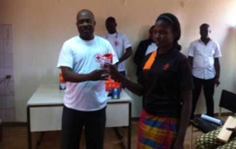 Croix rouge Burkina : Des lampes solaires pour encourager l’éducation et la  scolarisation des filles