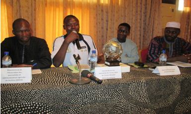 Journalisme agricole : Idrissa Konditamdé  présente son trophée.