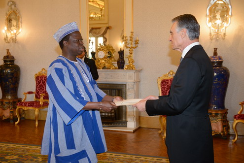 Burkina-Portugal :  L’Ambassadeur Eric TIARE présente ses lettres de créance au Président SILVA