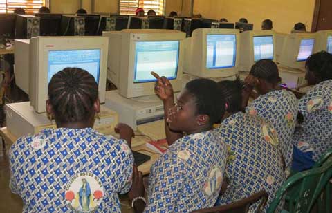             Jeunes filles et TIC : le ministère de l’économie numérique et des postes s’engage.