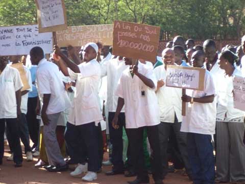 Banfora : Marche de protestation des travailleurs du C.H.R