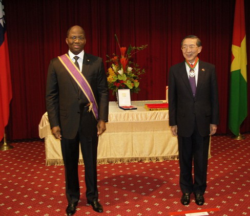 Djibrill Bassolé reçoit  la distinction de l’Ordre de l’Etoile Brillante de Taiwan