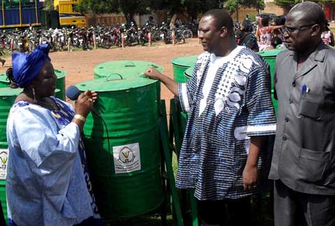 Opération 1 000 poubelles dans l’arrondissement 2 de Ouaga : Le coup de pouce de Mamounata Vellegda