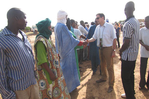 Réfugiés maliens au Burkina : L’ambassadeur de France au Burkina s’imprègne des réalités à Mentao