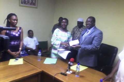 Prévention contre Ebola : le Centre hospitalier Yalgado Ouédraogo reçoit un chèque du groupe EBOMAF