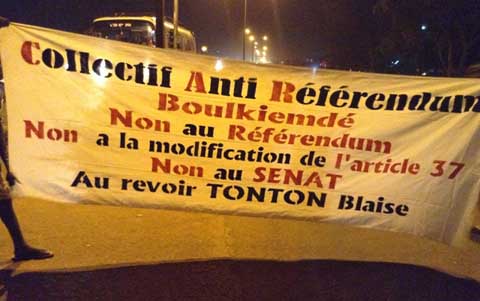 Arrondissement 11  de Ouagadougou : des jeunes manifestent contre le référendum
