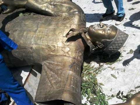 Journée de désobéissance civile à Bobo : des manifestants ont fait tomber le monument à l’effigie de Blaise Compaoré 