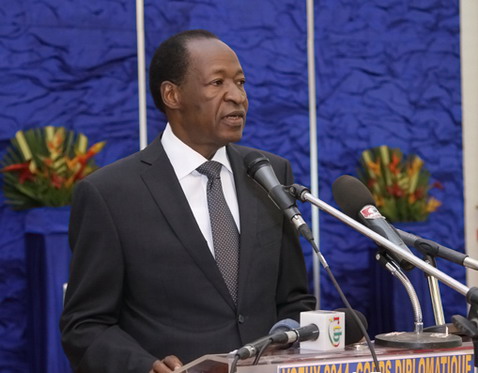 Blaise Compaoré annonce la dissolution du gouvernement, décrète l’état de siège et retire le projet de loi modifiant la constitution.