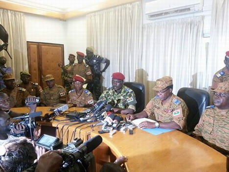 Le Lieutenant-colonel Yacouba Isaac Zida désigné à l’unanimité comme chef de la transition par l’armée.