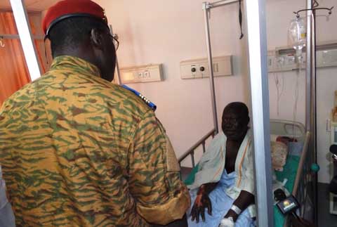 CHU-Yalgado Ouédraogo : Le Chef de l’Etat, le Lt-Col. Zida donne 01 million FCFA aux blessés.