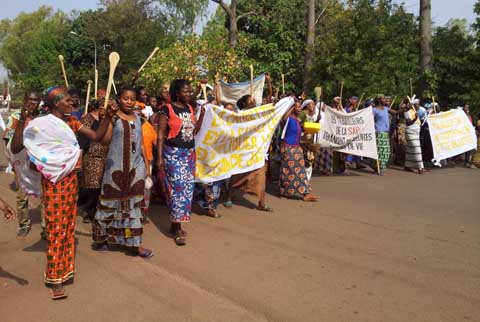 Bobo-Dioulasso : les épouses des travailleurs de SAP Olympique sont dans la rue pour soutenir leurs maris