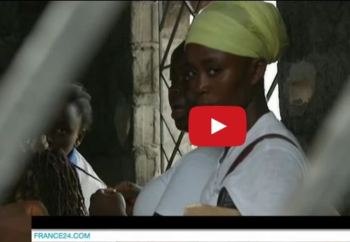 Ebola, un an après : des survivantes stigmatisées prennent leur destin en main