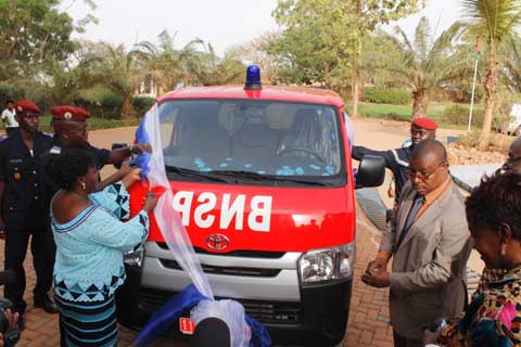 Soutien à la brigade nationale des sapeurs- pompiers : l’ONEA offre une ambulance