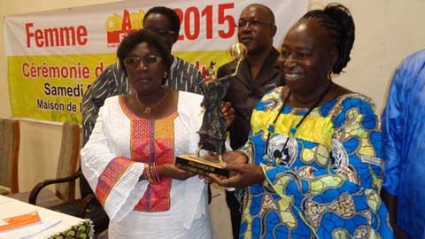 Médias : Salimata Sophie Sedgo élue Femme de l’année 2015 de Ouaga FM