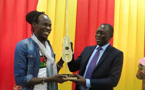 Kundé d’or : Sana Bob présente son trophée à la Loterie nationale burkinabè