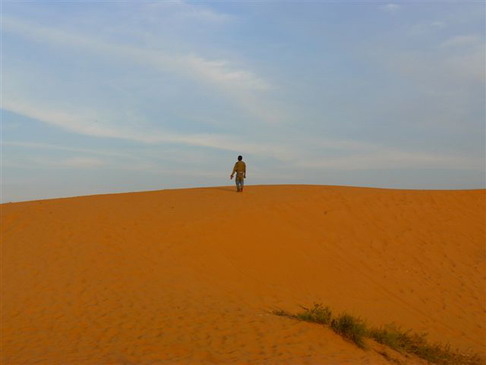 Oursi : Mare et dunes de sable en souffrance