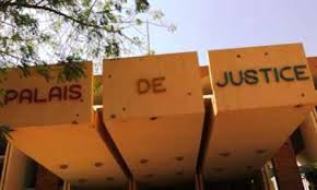 Le procès des fraudes aux concours de la Fonction publique s’est ouvert ce vendredi matin au palais de justice de Ouagadougou. Le procureur a demandé la peine maximale (1 an ferme et 1 million d’amende) pour l’ensemble des 23 prévenus. Le verdict est attendu pour le 23 octobre. 