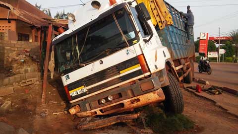 Sécurité routière à Koudougou : Un camion termine sa course dans un caniveau