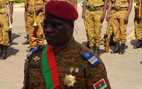 Le premier ministre Isaac Yacouba Zida, jusqu’ici lieutenant-colonel dans l’armée burkinabè, a été nommé ce vendredi soir au grade de général de division à titre exceptionnel par le président Michel Kafando.