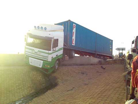 Accident sur l’échangeur de Ouaga 2000 : Un transporteur frôle le pire