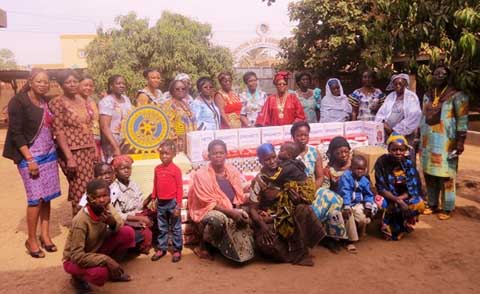 Soutien aux veuves et aux orphelins : Inner Wheel Club Zoodo offre des produits alimentaires à la Fondation Lucie Kaboré