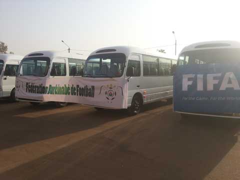 Sport : La FIFA offre dix bus à la FBF