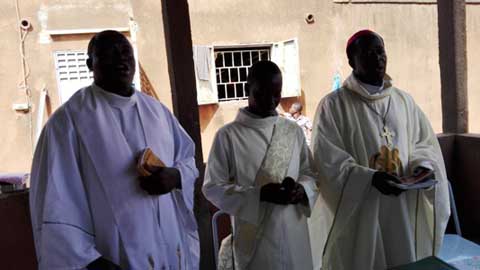 Mgr Lucas aux détenus de la maison d’arrêt et de correction de Banfora : Vous êtes libres par la foi