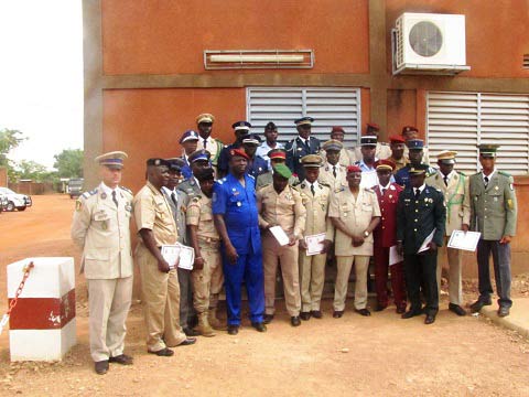 Ecole militaire technique de Ouagadougou : 19 stagiaires de 11 nationalités désormais spécialistes en armes de petits calibres 